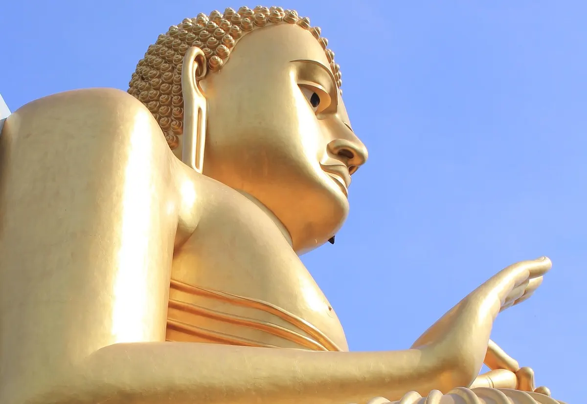 Kande Viharaya, Aluthgama: A Towering Seated Buddha